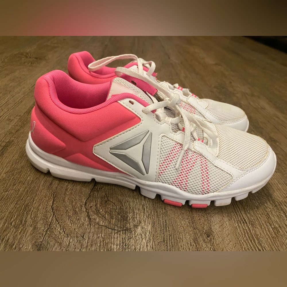 Women’s 9.5 breast cancer awareness sneakers